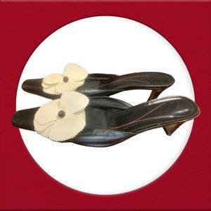 KATE SPADE Black Kitten Heeled Mules w/Cream White Flower Detail - Size 9 1/2 M